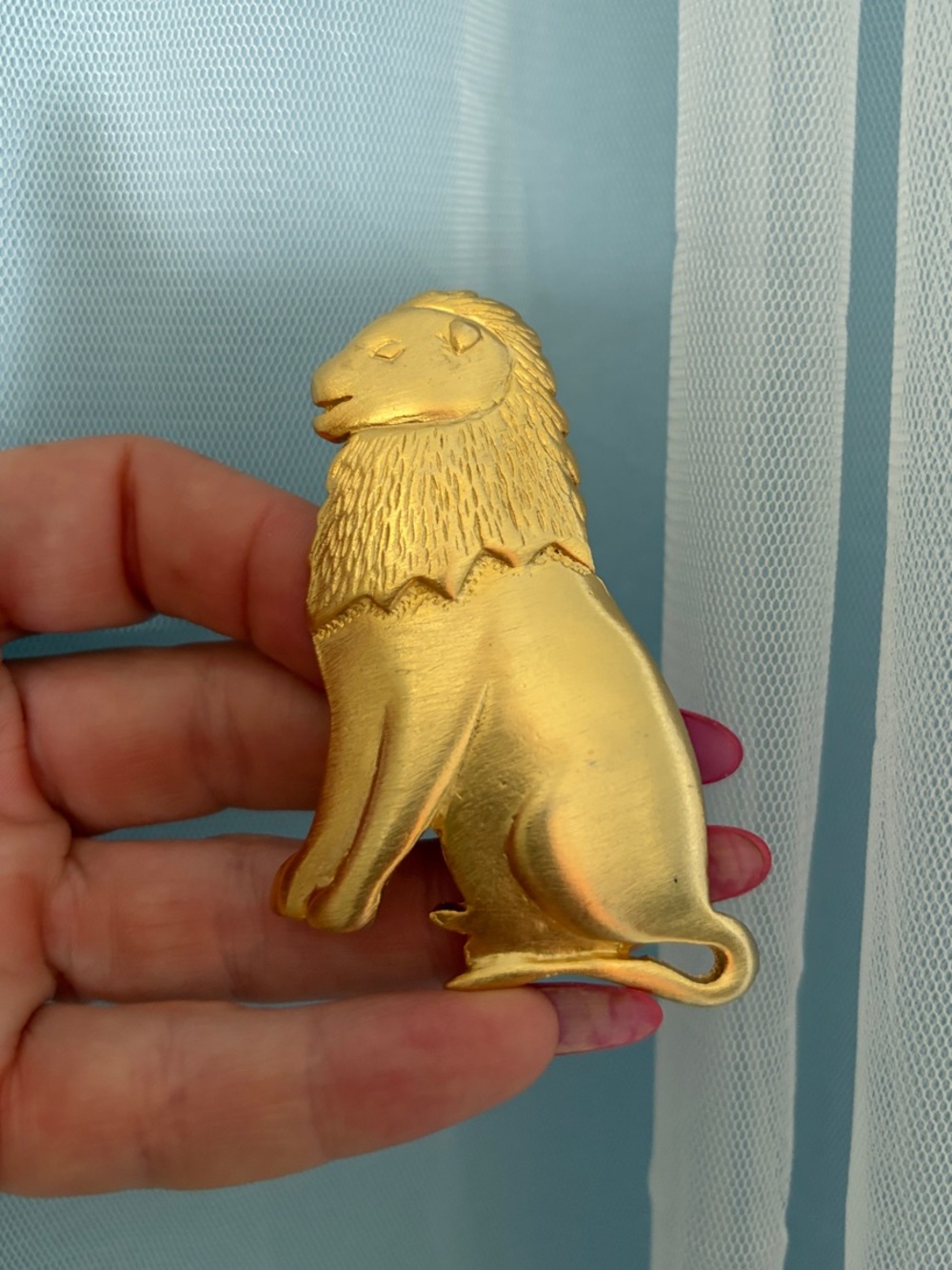 Vintage Sitting Lion Matte Gold Brooch - Elegant Women's Jewelry